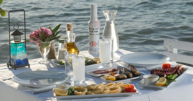 地中海沿岸で飲まれているウーゾ　©iStock