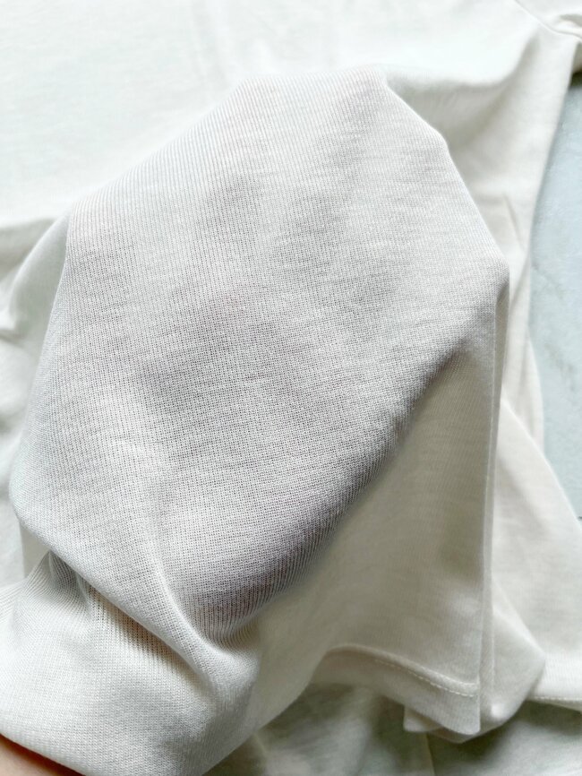 「着まわせてこの値段はやばい」GUの“990円トップス”コスパ抜群でリピ買いしたくなる!「2色買いしました!」「重ね着にピッタリ」