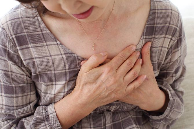 安静時でも細く長い胸の痛み 更年期以降の女性に多い 微小血管狭心症 健康 ダイヤモンド オンライン