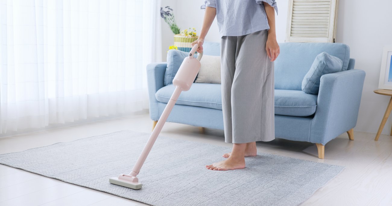 掃除機をかける女性
