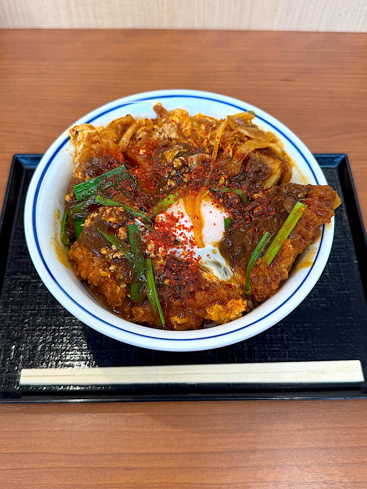 「最後まで熱々で旨い!」すき家の“キャンプ飯みたいなメニュー”にスプーンが止まらない!「もう通常メニューにして」「クセになる美味しさ」