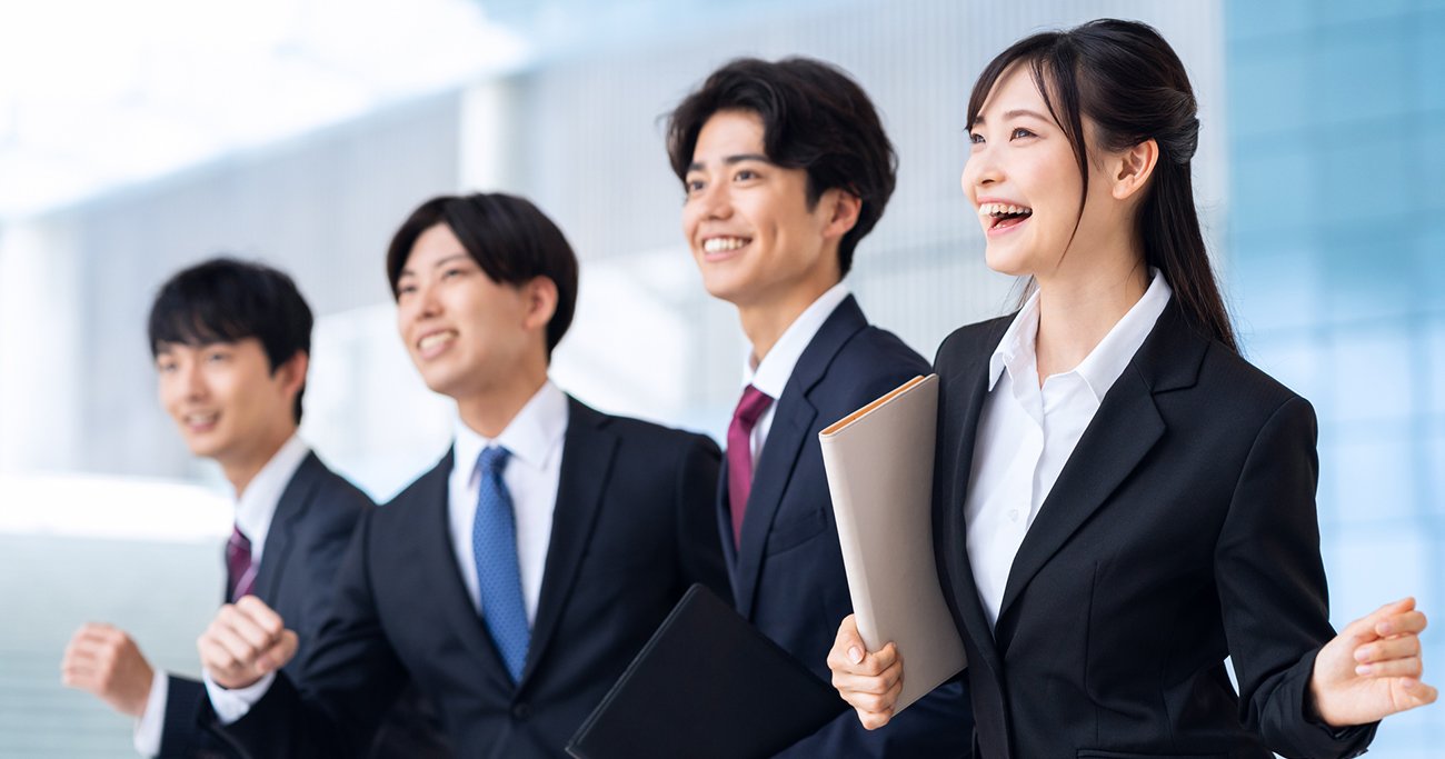 笑顔で前を向く若手社員たち