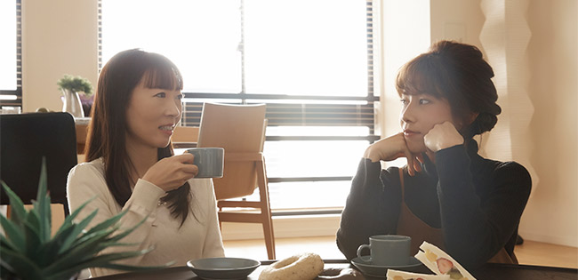 二人で話す女性