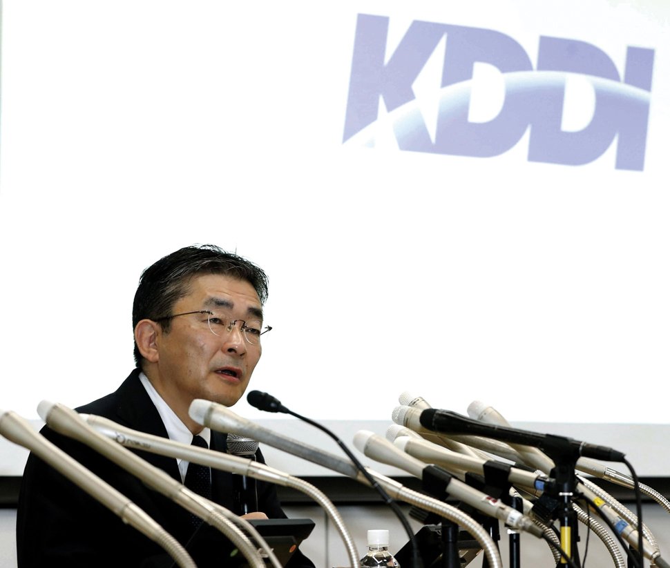 緊急会見では、KDDIの高橋誠社長が憔悴しきった表情で障害を陳謝