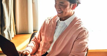 「オンライン会議できちんと見える」カーディガンの羽織り方とは？