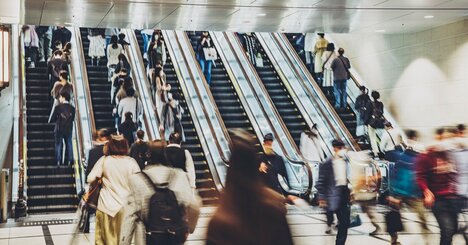 マナーを理解できない外国人も…日本人が過剰に気にする“エスカレーター片側空け”の知られざる秘密
