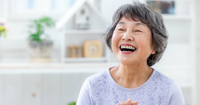 笑顔のシニア女性