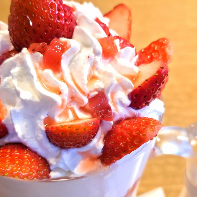 「カロリーやばそう！」「食べごたえ充分」びっくりドンキーの“デカすぎる苺パフェ”ボリューム凄くて笑っちゃった！「ジョッキグラスにパフェ入ってるのやばいくない？」