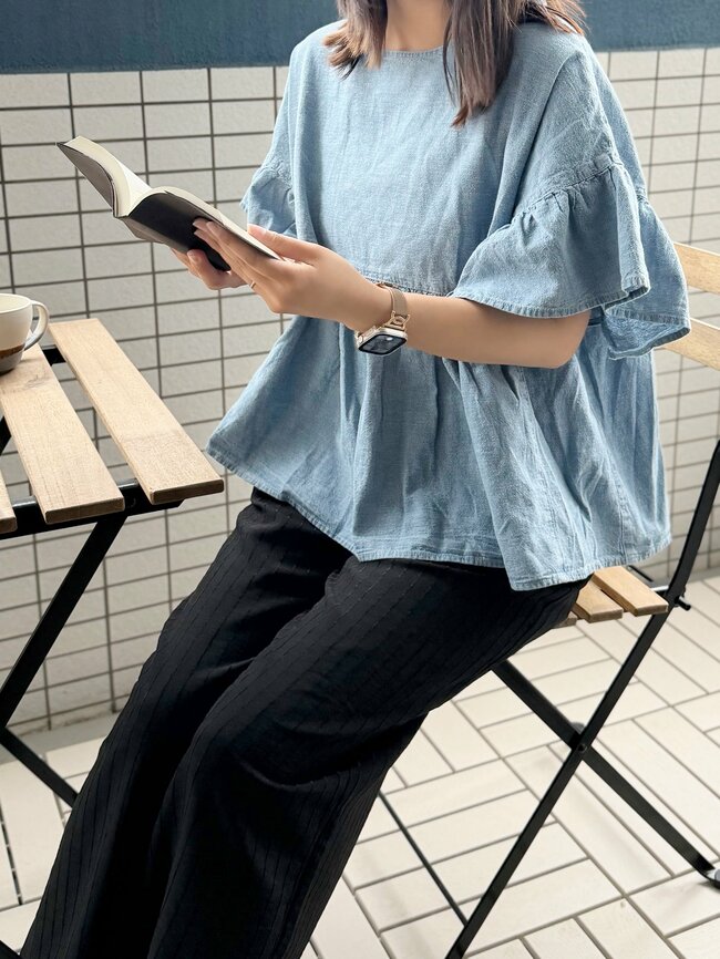 【しまむら】二の腕とお腹をオシャレに隠せる！2420円の「着痩せトップス」コーデの主役になる可愛さです！