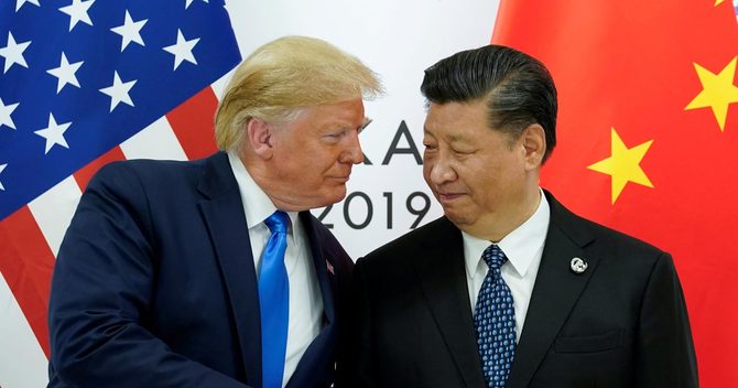 大阪で握手するトランプ米大統領と習近平・国家主席