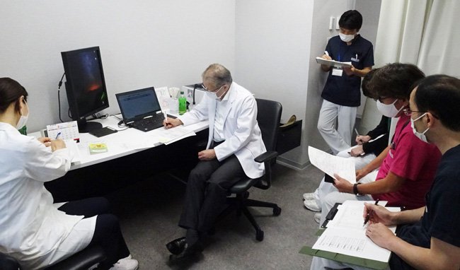 柴田医師と医療スタッフでミーテイング