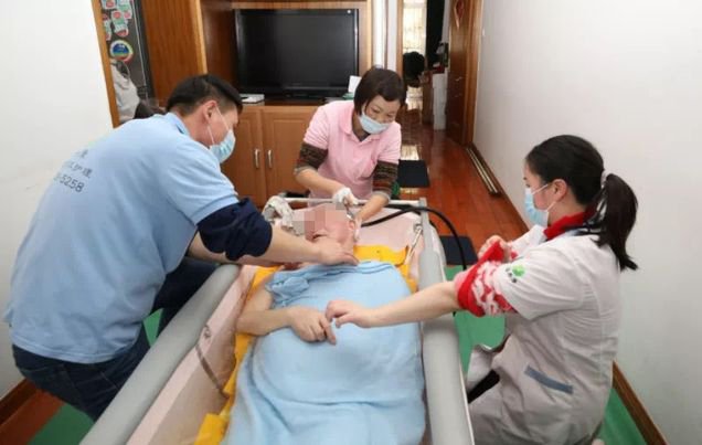 中国・上海で行われている訪問入浴の様子