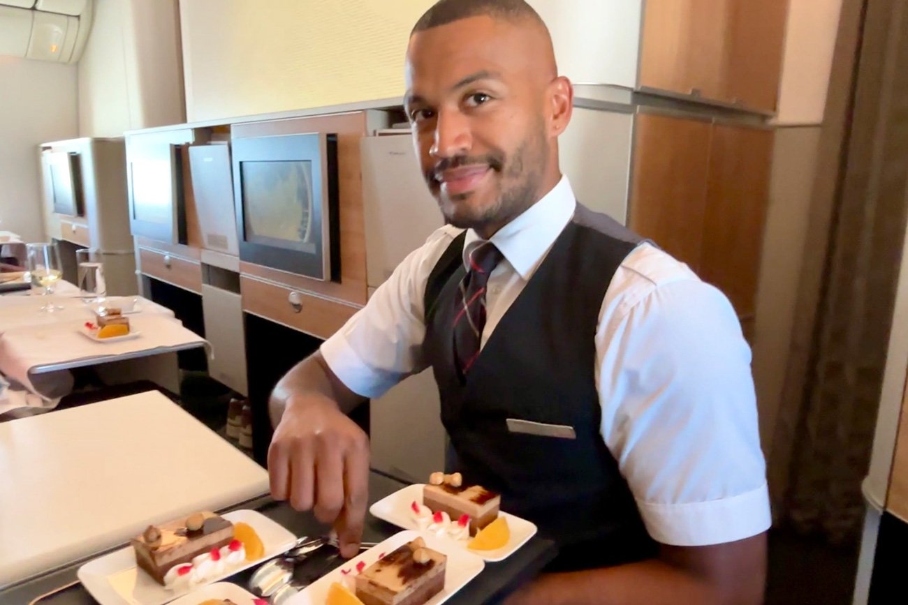 デザートを提供するデビーCA