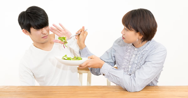 食事を取らない男性