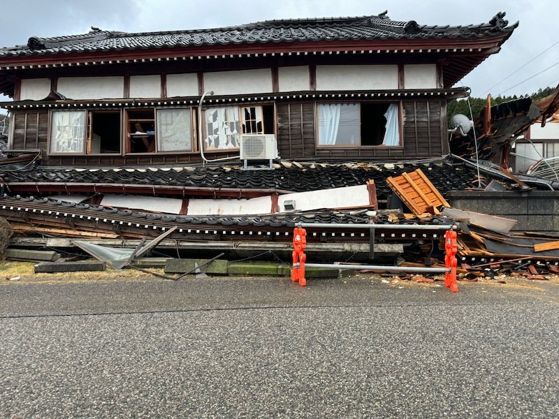 写真：1階部分がつぶれてしまった住宅