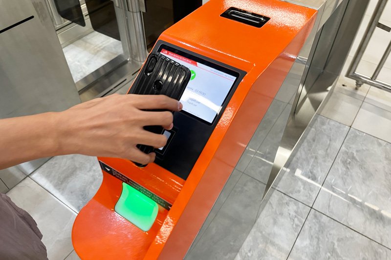 電子チケットを事前に購入し、スマホでQR コードを表示して改札にかざす