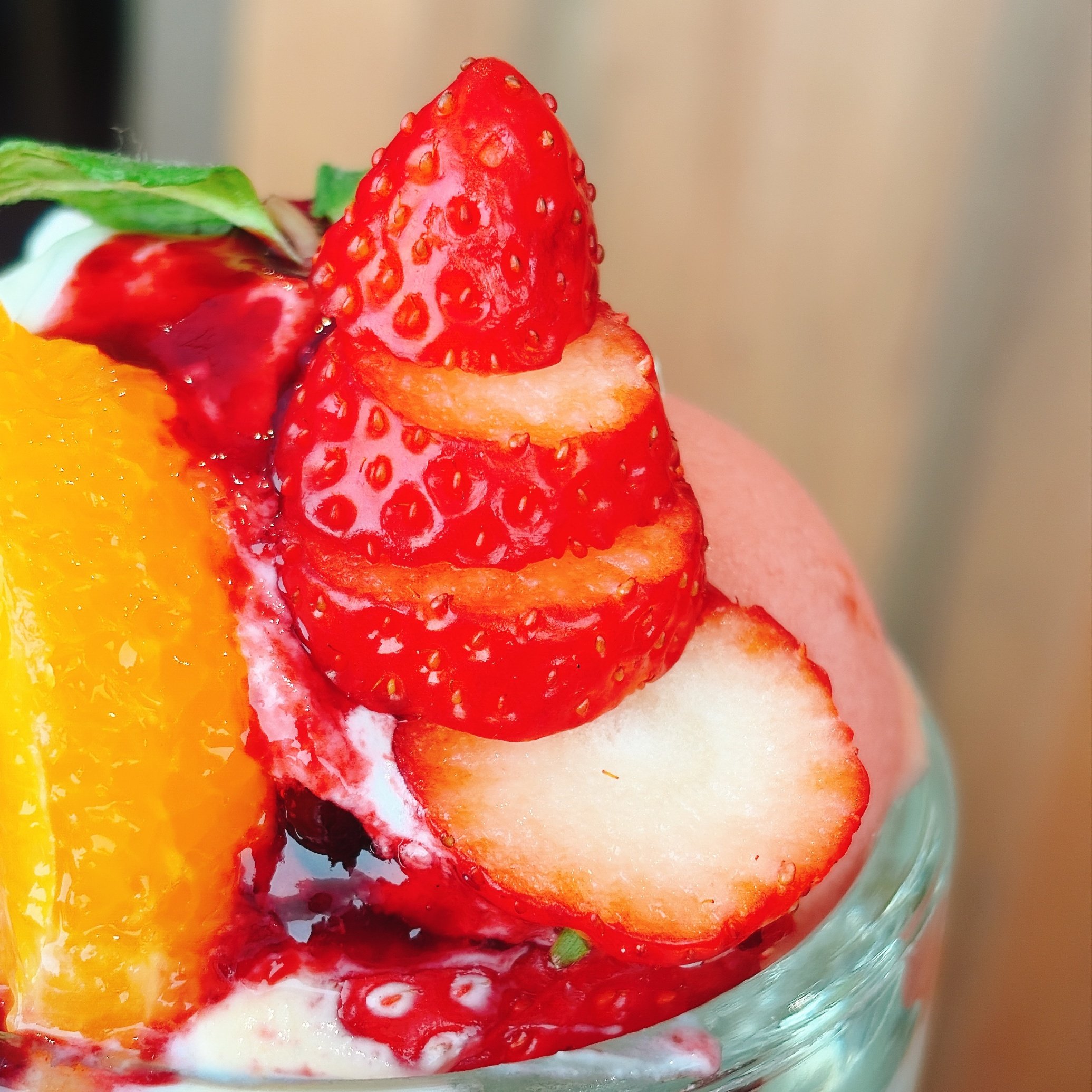 「フルーツだらけで最高」「ボリュームも満点」ロイヤルホストの“てんこ盛りパフェ”が贅沢すぎる!「美味しい!大きい!お腹いっぱい!」