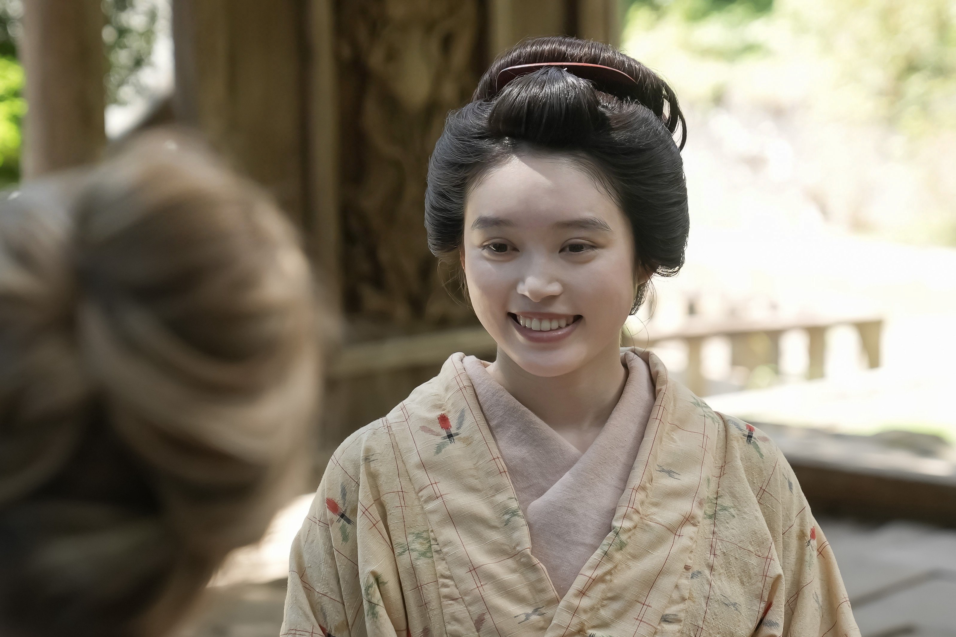 そりゃないでしょ…初対面の相手を「おっちょこちょいのメイド」呼ばわり！気まずい空気でオンナの戦い〈ばけばけ第64回〉