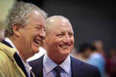 バフェット氏、年末にCEO退任へ 後任アベル副会長