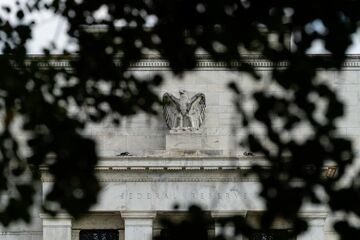 FRBの利上げ長期化、銀行株の打撃に