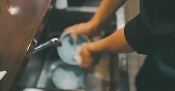 40代タイミーおじさんが「金曜夜の居酒屋」でスキマバイト！帰り際、「バイト仲間のひと言」が胸に染みる…