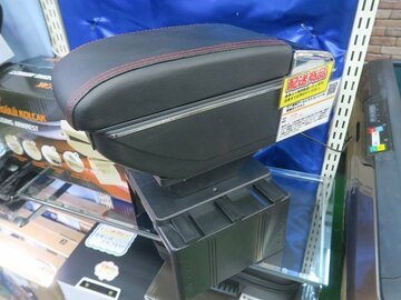 小物収納だけでなく、USBハブやドリンクホルダーも! 車に簡単増設できる万能アームレスト