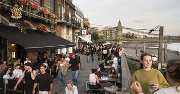 英国パブ文化を脅かす「一列に並ぶ客」