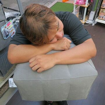 どこにでも持っていける、エアー式のオットマン