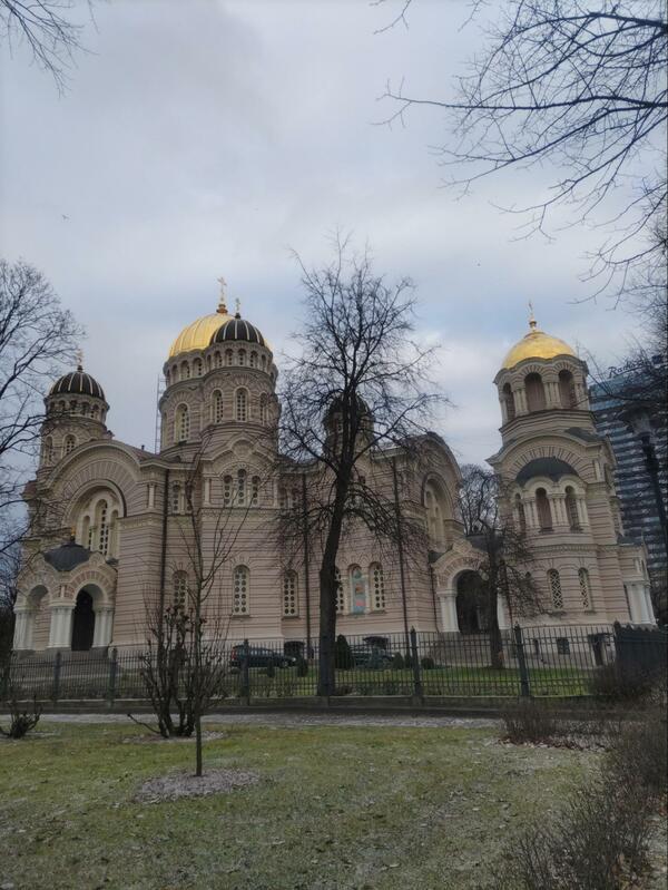 ロシア正教会。地理的に近いためか、ラトビア市内ではロシア語表記もパラパラ見かけた（提供＝筆者）

