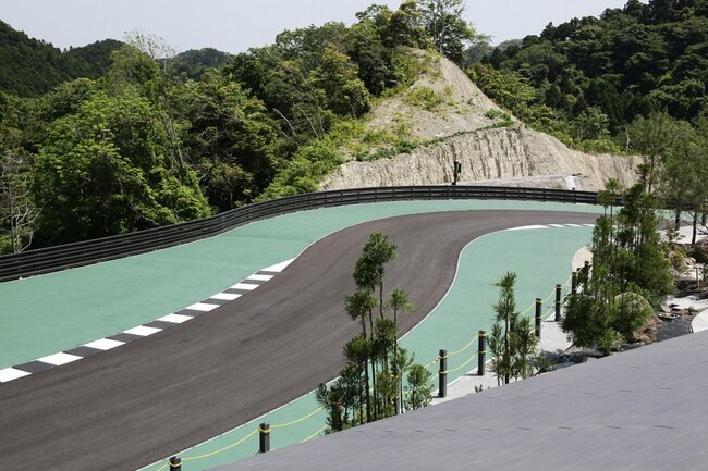 ピット脇の日本庭園（右下）からコースを見ると、ストレートではなくコーナーが連続するセクションとなっている