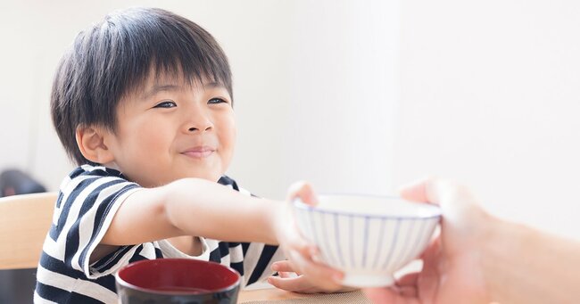 お茶碗を差し出す子ども