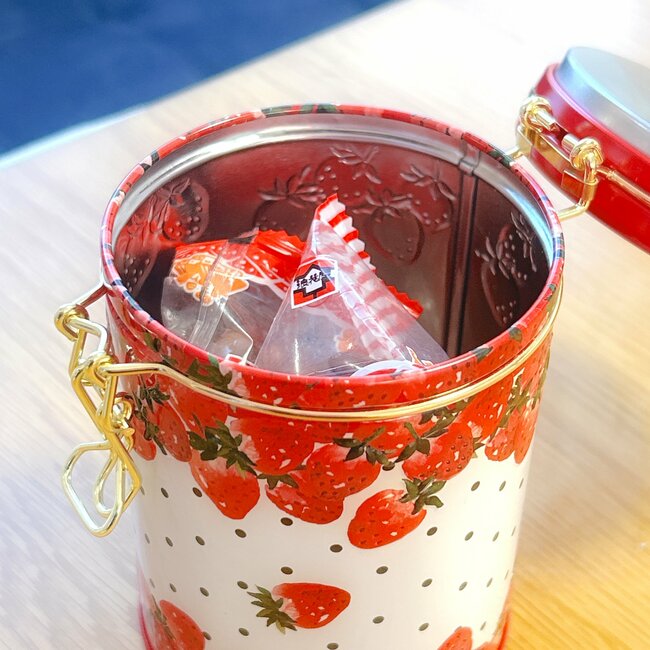 もう、一生飾っておきたいよ…！アフタヌーンティーの「保存容器にもなるクッキー缶」いちご柄がレトロかわいすぎる！