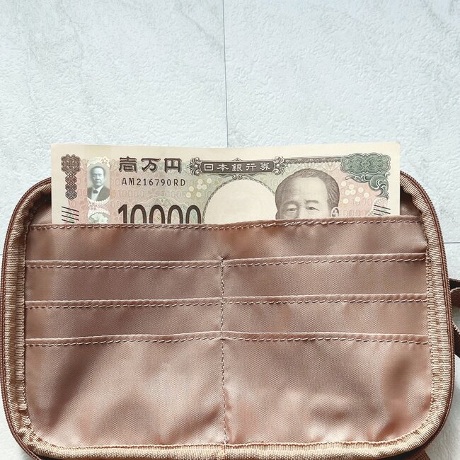 カードや診察券が31枚も入った…！コメダ珈琲の「おしゃれショルダーポーチ」財布代わりになって天才すぎる！