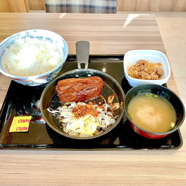 「デカすぎんだろ…」吉野家の“豪快すぎる定食”ご飯おかわり無料なのが嬉しい！「ご飯3杯いけたわ」「ありえんぐらいウマい」《実食レビュー》