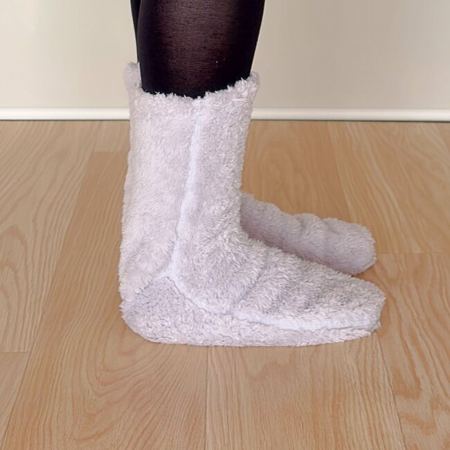 「冬場にスリッパいらないかも」無印良品の“履く毛布”が冷え性の味方すぎる！「床の冷たさを感じない」「毎年、家族分購入」