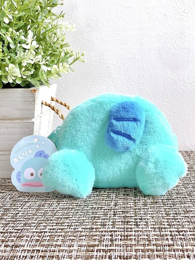 まさかのデザインに3度見した…!しまむら×サンリオの“おしりポーチ”インパクト抜群でかわいすぎる!