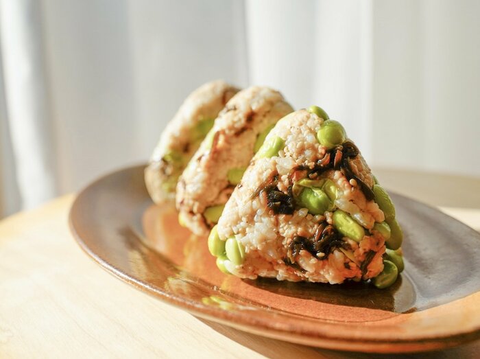 【くびれのプロが伝授】おにぎりに混ぜるだけ。お腹すっきり腸活食材とは？