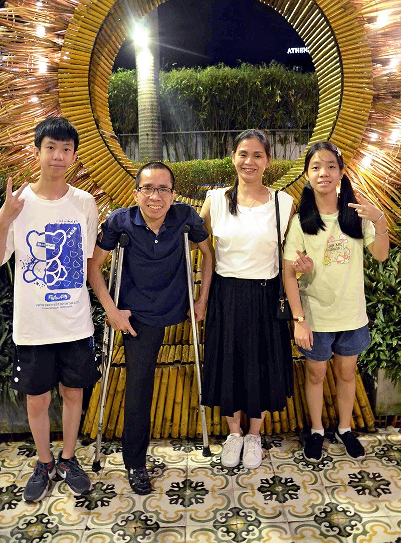 仲むつまじい様子のドクさんの家族。（左から）息子フーシーさん、ドクさん、妻テュエンさん、娘のアンダオさん〈読売新聞提供〉　同書より転載