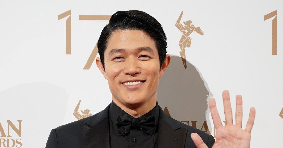 鈴木亮平の英語がうますぎる…中学英語でもマネできる〈ネイティブっぽい話し方〉