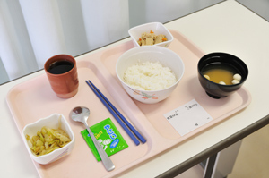 入院時の食事代値上げは、健康保険からの給付をなくす前触れか