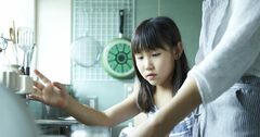 生活保護シングルマザーと娘たちが奪われ続ける「人間らしい生活」