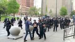 米警察が急ぐ懲戒処分、黒人暴行死が契機