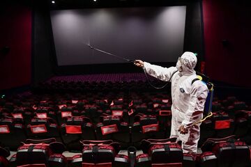 中国「映画興収で世界一」の夢、コロナで頓挫