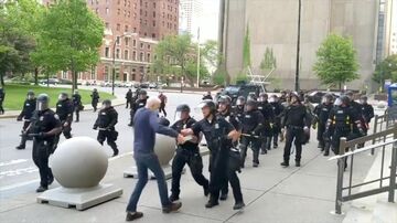 米警察が急ぐ懲戒処分、黒人暴行死が契機