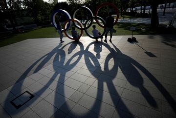 東京五輪、どう対処しても失うもの多い日本