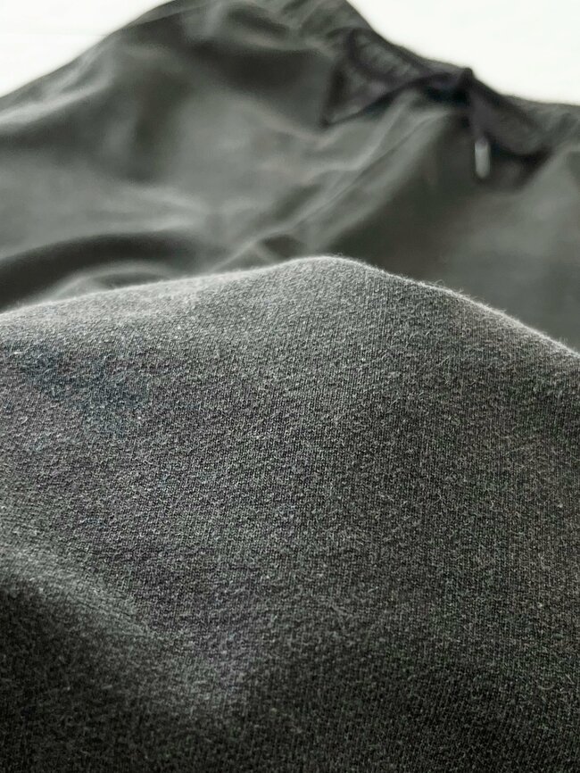 「気に入って2色買いました」GUの“デニムみたいなスウェット”がオシャレなのに楽ちんすぎる！「ダル着っぽくならない」「楽なのでヘビロテしてます！」