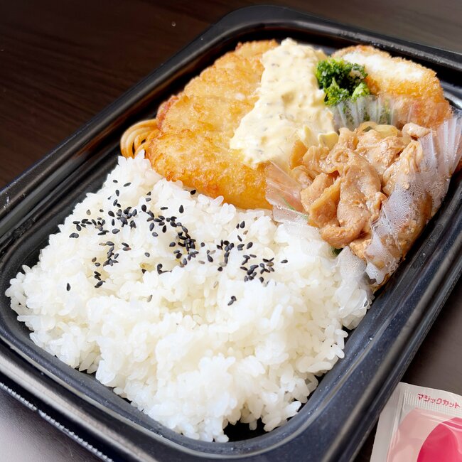 白米が爆速で消えていく！ほっともっとの“好きなものだらけ弁当”1人前とは思えないボリュームです！