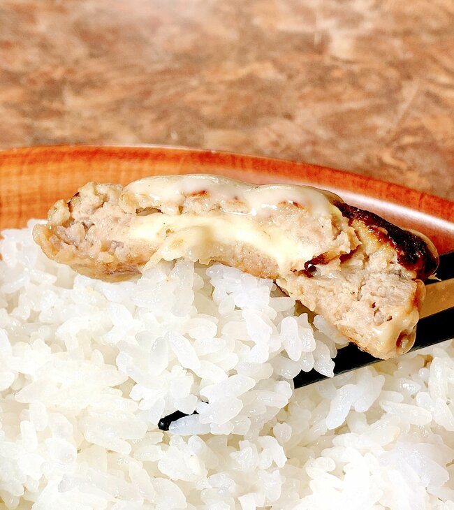 「腹パンすぎてやばい」「暴力的に美味しい」びっくりドンキーの“1400kcal超えメニュー”ひと口の満足感がスゴいんです！「肉汁ヤバいくらい出てきて幸せ」