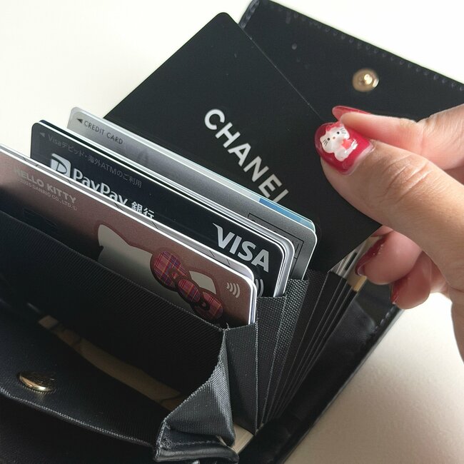 小銭やカードが取り出しやすい！3COINSの「高見えミニ財布」お会計がスムーズになった！《購入レビュー》