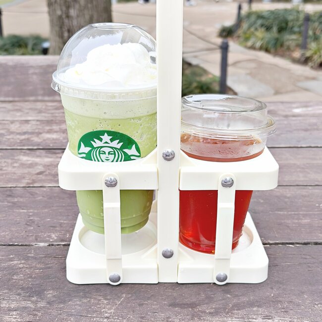 「スタバの店員さんに褒められました」3COINSの“天才ドリンクホルダー”便利すぎて毎日持ち歩きたい！「迷わず購入しました」「これでスタバが楽になります」